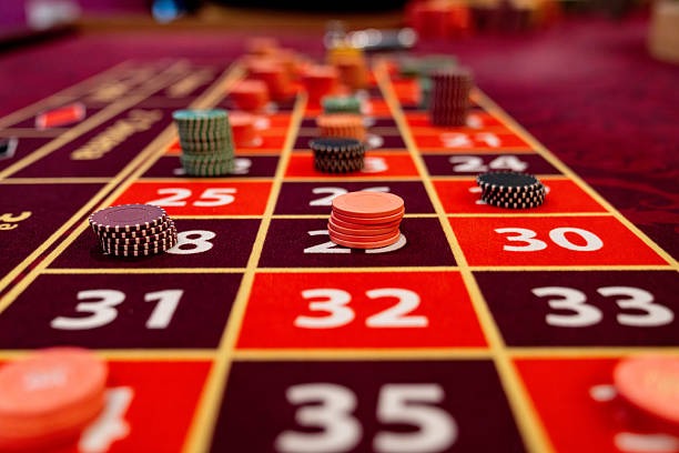 Cross-device yyrrr interface showing live dealer games on mobile and desktop
